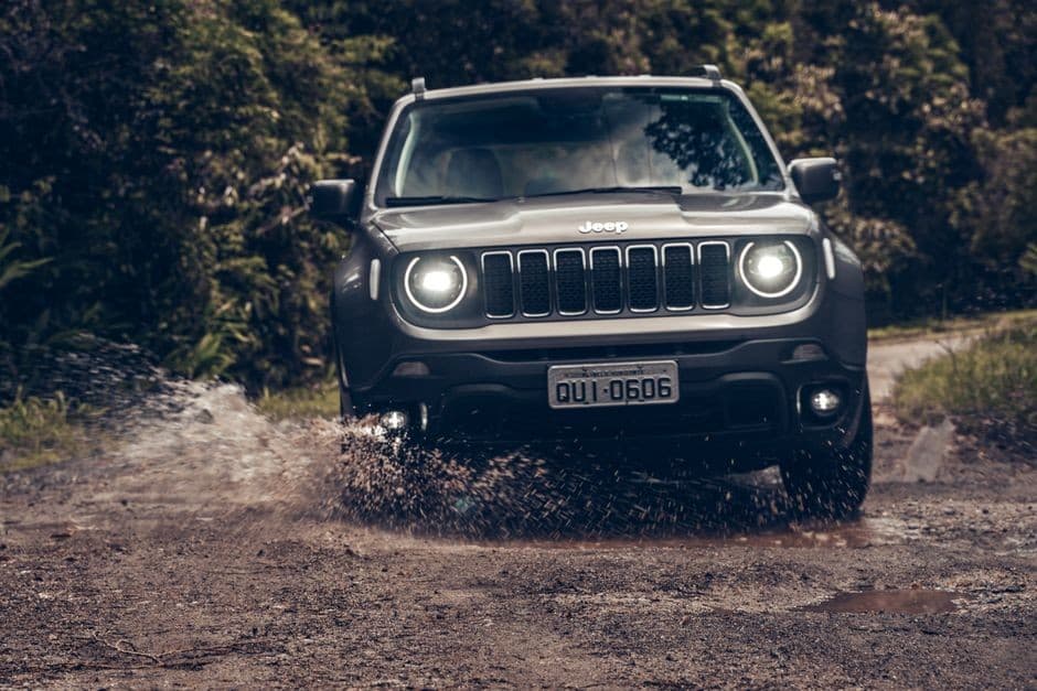 Off-Road com Plug: Como a Arquitetura Hi4-T Equilibra Potência Máxima e Autonomia Elétrica