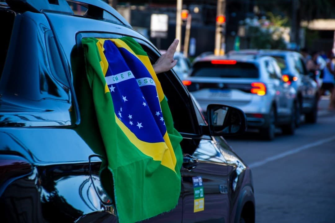 O novo ciclo dos SUVs no Brasil: Convergência Tecnológica e Regulatória