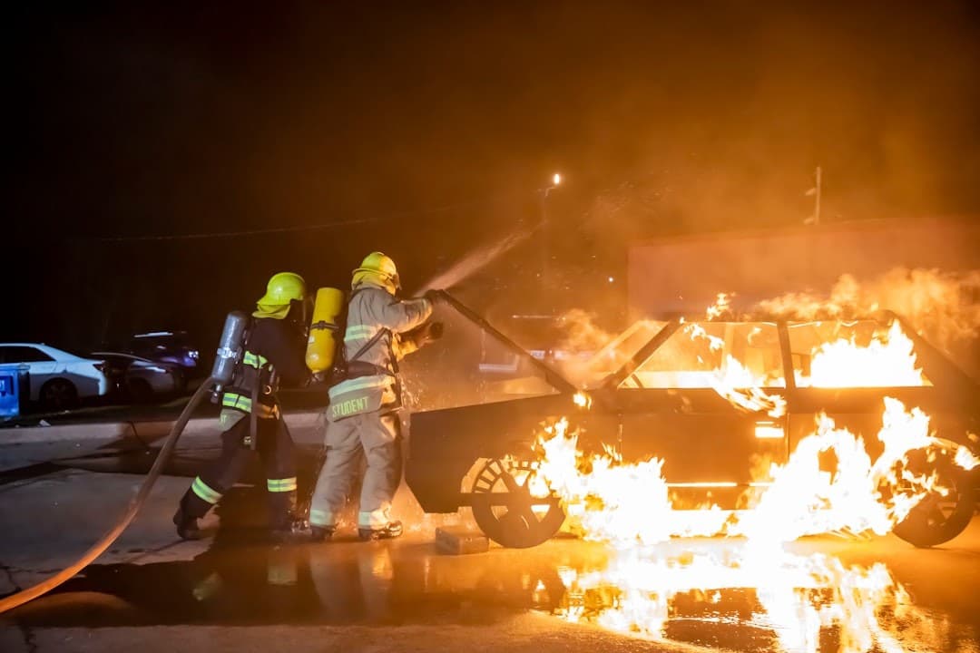 Por que 700 mil híbridos Stellantis correm risco de incêndio? Entenda a falha que não tem uma peça culpada
