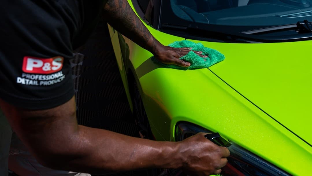 Lavagem Correta Sem Riscar: A Técnica dos Dois Baldes que Preserva a Pintura do Seu Carro por Anos